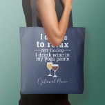 Bolso De Tela Cita de vino divertida - Bebo vino en pantalones d<br><div class="desc">Un poco de humor para beber que puedes pasarle a tus amigas amantes del vino. Hacerles reír con este regalo humorístico de mordaza o elefante blanco. Hago yoga para relajarme - bromeando - bebo vino en mis pantalones de yoga.</div>
