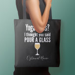 Bolso De Tela Cita de vino divertida - ¿Clase de Yoga? Vierta un<br><div class="desc">Clase de Yoga - Pensé que dijiste que verías un vaso — Un poco de humor para beber que puedes pasarle a tus amigas amantes del vino. Hacerles reír con este regalo humorístico de mordaza o elefante blanco. Intenté correr,  pero seguí derramando mi vino.</div>