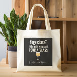 Bolso De Tela Cita de vino divertida - ¿Clase de Yoga? Vierta un<br><div class="desc">Clase de Yoga - Pensé que dijiste que verías un vaso — Un poco de humor para beber que puedes pasarle a tus amigas amantes del vino. Hacerles reír con este regalo humorístico de mordaza o elefante blanco. Intenté correr,  pero seguí derramando mi vino.</div>