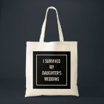 Bolso De Tela Cita graciosa de la madre de la novia en negro<br><div class="desc">¡Este tote gracioso y moda es perfecto para la madre de la novia que sobrevive al boda! El diseño blanco y negro dice "Sobreviví al boda de mi hija".</div>