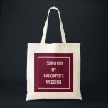 Bolso De Tela Cita graciosa de la madre de la novia | Red Merlot<br><div class="desc">¡Este tote gracioso y moda es perfecto para la madre de la novia que sobrevive al boda! Un diseño de color de merlot de vino tinto dice "Sobreviví al boda de mi hija".</div>