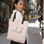 Bolso De Tela Cita moderna de inhalación por inhalación de tinta<br><div class="desc">Cita moderna de inhalación por inhalación de tinta rosada en el pasto</div>