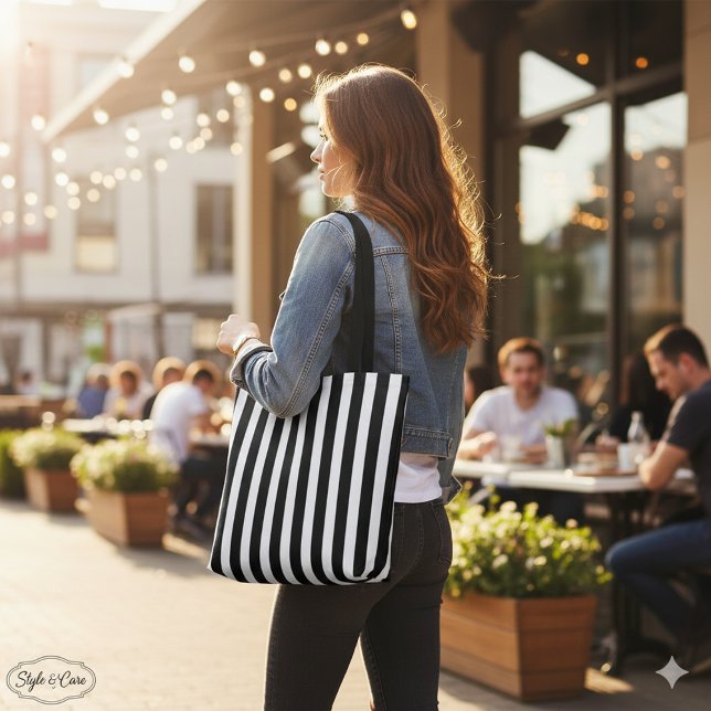 Bolso De Tela Clásico moderno estampado de carrillo negro y blan (Classic Modern Striped Black and White Carryall Tote Bag)