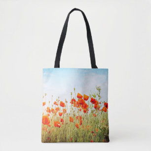 Bolso De Tela Close up poppies on field. Wild flowers in springt