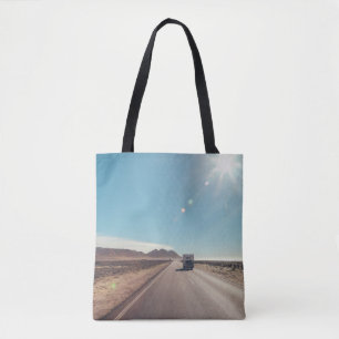 Bolso De Tela Coche en la carretera de asfalto negro