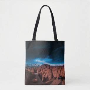 BOLSO DE TELA COCHE NEGRO CERCA DE FORMACIONES DE ROCK