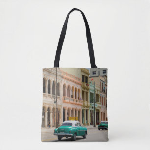 BOLSO DE TELA COCHE VERDE EN LA CARRETERA
