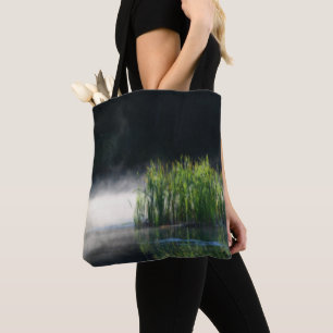 Bolso De Tela Cócteles En La Niebla En Una Naturaleza De Estanqu
