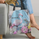 Bolso De Tela Collage de flamenco rosa retro<br><div class="desc">Este diseño de inspiración retro presenta un flamingo audaz de color rosa pastel con un fondo azul brillante que crea un contraste sereno pero sorprendente. Alrededor del flamingo, delicadas flores en tonos rosas, amarillos y blancos evocan un ambiente de jardín vintage de ensueño, que combina la naturaleza y el arte...</div>