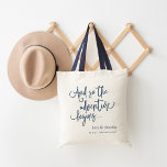 Bolso De Tela Comienza la aventura | Bienvenida de boda personal<br><div class="desc">Bienvenidos a su boda de fin de semana o a su boda con esta moda y modernas bolsas de té personalizadas. Funciones de diseño "y así comienza la aventura" en el clásico guión con letras de la mano azul marino,  con sus nombres y fecha boda debajo.</div>