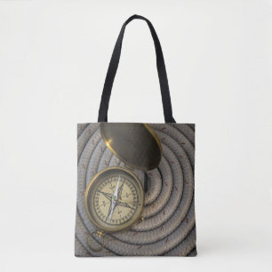 Bolso De Tela Compás antiguo en cubierta del velero