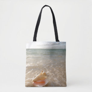 Bolso De Tela Concha Shell en arena en la playa tropical
