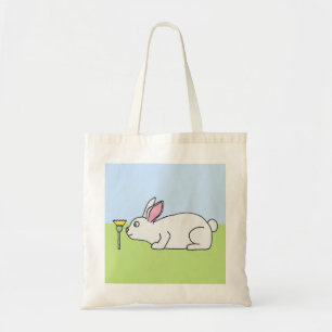 Bolso De Tela Conejo blanco. En un césped