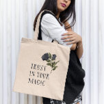 Bolso De Tela Confiar en tu Rosa negro bruñido mágico<br><div class="desc">Botón gótico y vintage con ilustracion de rosa negro con un texto que dice "confía en tu magia".</div>