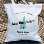 Bolso De Tela Cualquier color Nuevo Hampshire Map Boda Bag de bi<br><div class="desc">Bolsa de regalo de bienvenida de fin de semana para huéspedes fuera de la ciudad a su boda, con imagen de New Hampshire. Puede editar los colores de cualquier parte de este diseño, así como mover el corazón a la ubicación de su boda. Para cambiar los colores, haga clic en...</div>