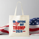 Bolso De Tela Cualquiera menos Trump 2024 Divertido político<br><div class="desc">Votar por cualquiera que no sea Trump en las elecciones de 2024 para mantenerse patriótico. Republicanos y demócratas necesitan unirse contra Donald Trump y votar por Joe Biden para que podamos mantener a Estados Unidos a salvo. Bandera estadounidense en un bolso de tote político con mensaje contra Trump.</div>