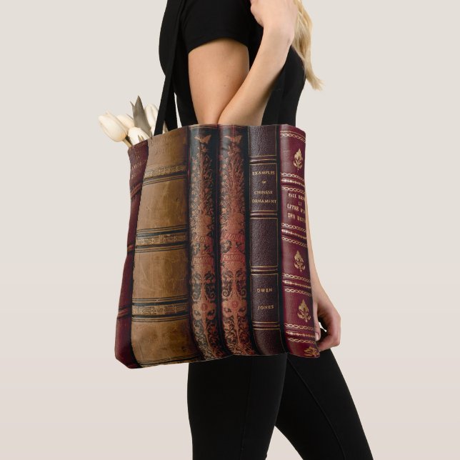 Bolso De Tela Cubiertas de Libros Antiguos (Detalle)