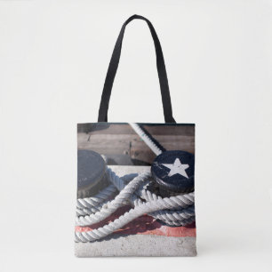 Bolso De Tela Cuerda atada a dos bolardos