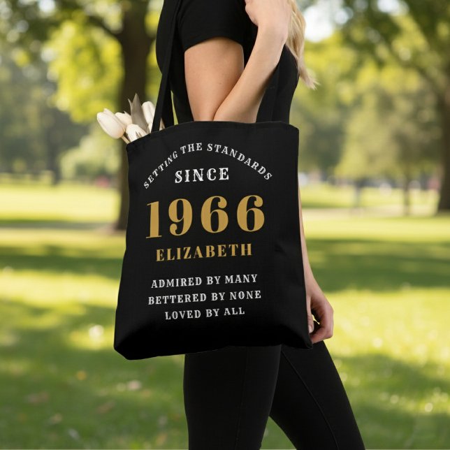 Bolso De Tela Cumpleaños 60 1966 Negro Oro Para Ella Personaliza (Born 1966 birthday tote bag. Background out of focus.)