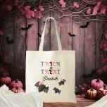 Bolso De Tela Cute Bats Coquette Bows Trick o Trate Halloween<br><div class="desc">El trío de murciélagos "Trick or Treat" "Happy Halloween" con un par de murciélagos con coquetas rosadas doblan diseño de vacaciones en rosa,  gris y negro. Diseño compuesto por Holiday Hearts Designs.</div>