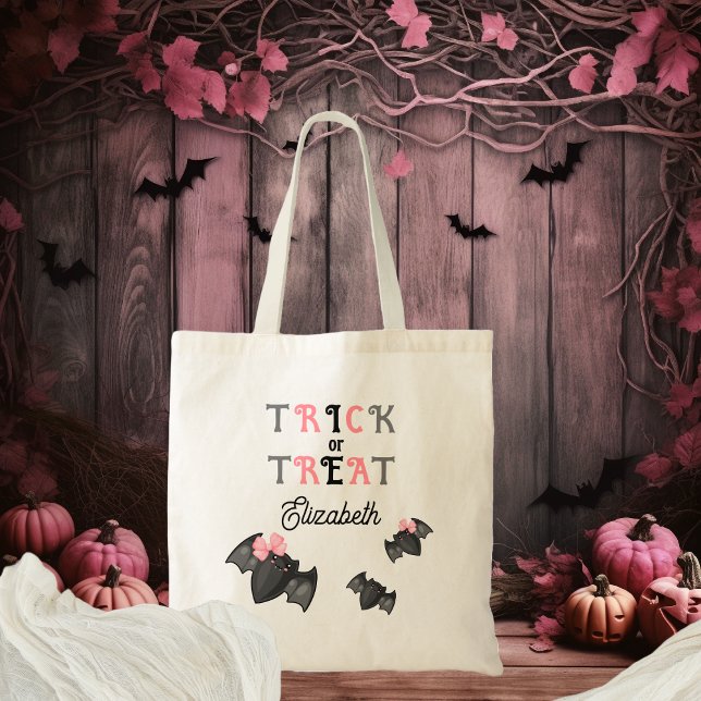 Bolso De Tela Cute Bats Coquette Bows Trick o Trate Halloween (Cute Bats Trick or Treat Halloween Tote Bag in Pink, Gray and Black)