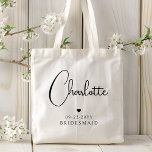 Bolso De Tela Dama de Honor Boda Simple Moderno Nombre Script<br><div class="desc">Bolsas de mano con nombre personalizado con letra de caligrafía simple moderna para dama de honor presentan el nombre de tu dama de honor en elegante letra de caligrafía negra acentuada con un simple corazón de amor con la adición de tu texto personalizado como la fecha y dama de honor....</div>