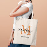 Bolso De Tela Dama de honor con monograma de terracota elegante<br><div class="desc">Rico y cálido, este elegante bolso tote presenta una inicial de monograma de terracota con un nombre personalizado en letra terrenal y el rol en la fiesta de bodas debajo. Un impresionante recuerdo de monograma que captura el calor de las puestas de sol del desierto y combina perfectamente con paletas...</div>