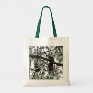 Bolso De Tela Debajo de la foto del invierno de un pino cubierto