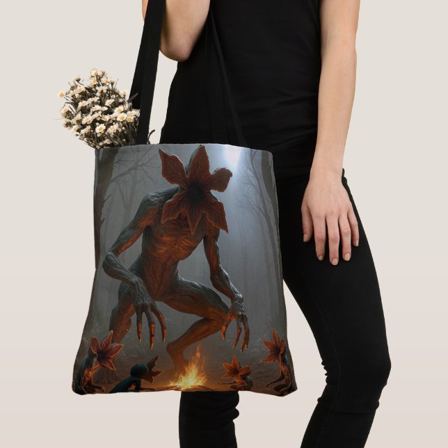 Bolso De Tela Demogorgon Creatures Around a Campfire (Detalle)