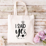 Bolso De Tela Dije Sí Diamante y Corazón Añadir Fecha De Comprom<br><div class="desc">Le dije que sí a la bolsa de té para la futura señora con un encantador diseño de tipografía con un diamante salpicando la i y un pequeño corazón debajo del sí. Boda planeando la tipografía de la bolsa para que la novia esté. Novia para ser tote bag con yo...</div>