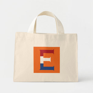 Bolso De Tela Diminuto E Monograma colocado sobre la bandera de la LND en