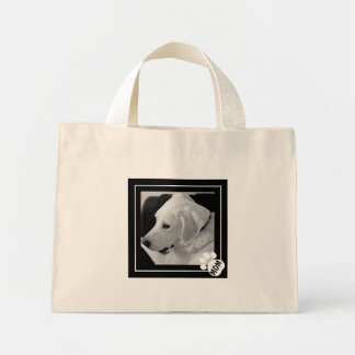Bolso De Tela Diminuto Foto en blanco y negro de la pata de mamá de perro