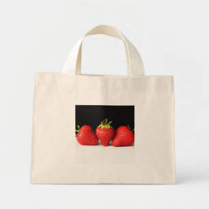 Bolso De Tela Diminuto Fresas Sobre El Tcca Blanco Sobre El Negro