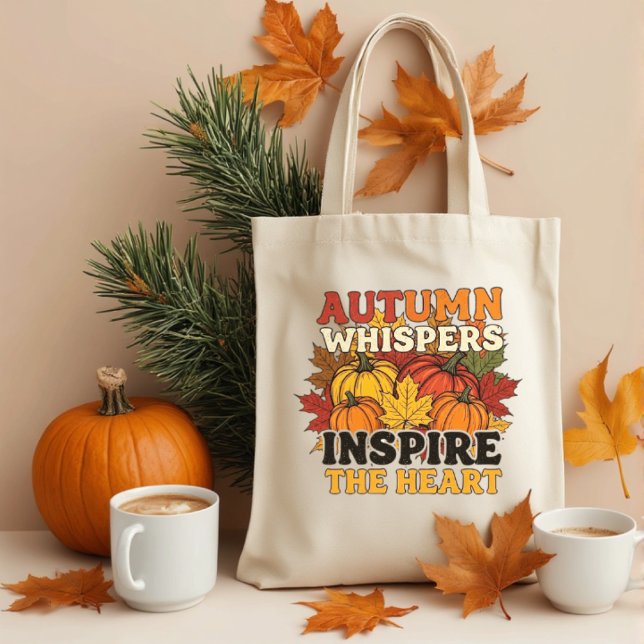 Bolso De Tela Diseño de susurros de otoño con camiseta triple me (Autumn whispers inspire the heart fall season tote bag with a design of pumpkins and fall leaves.)