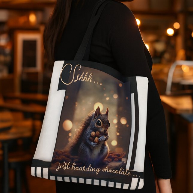 Bolso De Tela Divertida ardilla Chocoholica de Chocolate (Funny cute tote bag featuring a squirrel gathering nuts on an abstract design.)