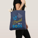 Bolso De Tela Divertido Dreidel Como Un Jefe Hanukkah<br><div class="desc">DREIDEL DREIDEL Fun, elegante, COMO BOSS Hanukkah Tote Bag diseñado con dreidel azul y tipografía azul, amarillo y blanco. En la esquina superior derecha, puede leer los nombres de los cuatro lados dreidel en un formato de rompecabezas de palabras (HEI puede cambiarse a HEY o HAY, si es necesario). Dentro...</div>