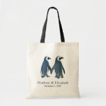Bolso De Tela Dos boda romántica linda de los pingüinos |<br><div class="desc">Características del este diseño dos pingüinos lindos que llevan a cabo las manos y la situación al lado de uno a.</div>