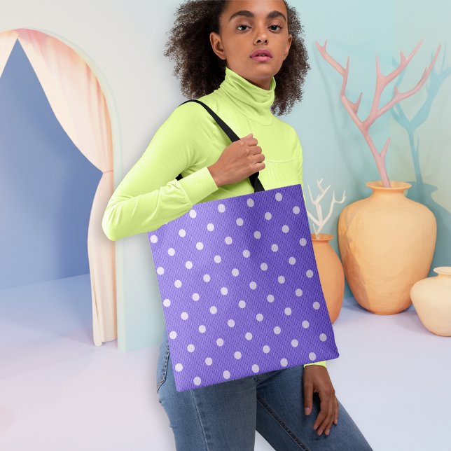 Bolso De Tela Dotty Delight Purple (A woman holds a Dot Delight Tote Bag.)