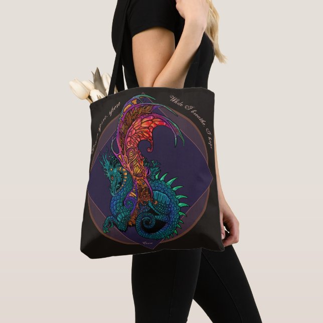 Bolso De Tela Dragón de estilo Art Nouveau con lema latino (Detalle)