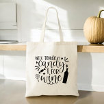 Bolso De Tela Dulces para el vino Funny Halloween<br><div class="desc">Celebrar Halloween con un toque humorístico usando nuestra "Travesía de vino". ¡Graciosa bolsa de té de Halloween! Este tote lúdico cuenta con una estética gráfica y divertida en una tipografía elegante, perfecta para los que prefieren una comida adulta. Realizado con materiales duraderos y de alta calidad, ofrece mucho espacio para...</div>