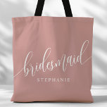 Bolso De Tela Duste Rosa de la dama de honor rosa guión moderno<br><div class="desc">Muestra tu agradecimiento a tu fiesta de novias con esta elegante y polvorienta bolsa de tote de la dama de honor rosa rosa. Con un guión moderno y un personalizable con el nombre de la dama de honor, este bolso de té es práctico y elegante. El suave color y el...</div>
