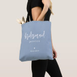 Bolso De Tela Dusty Blue Simple Moderno guión de la dama de hono<br><div class="desc">Un diseño sencillo,  elegante y moderno para tu dama de honor. Estas bolsas son auténticos keepsakes y se pueden personalizar completamente. Por favor,  siéntase libre de enviarme cualquier solicitud de diseño personalizado o pregunta si desea ayuda con sus diseños a través del botón "Mensaje" que aparece a continuación.</div>