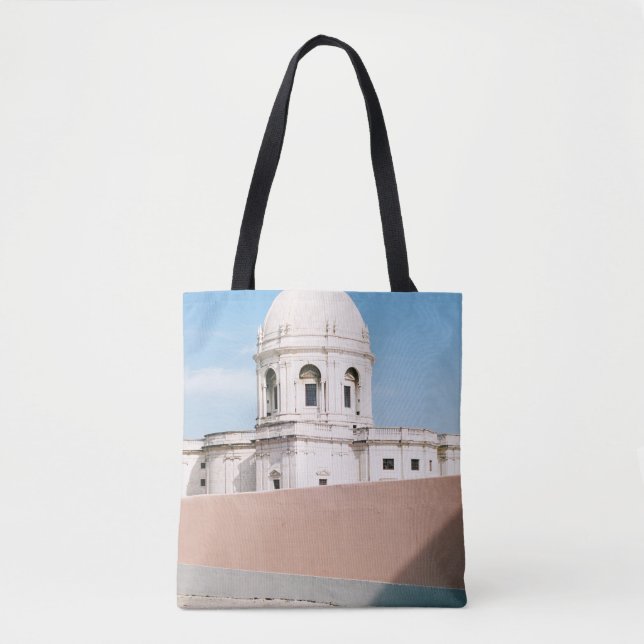 BOLSO DE TELA EDIFICIO DE CONCRETO BLANCO BAJO CIELO AZUL (Anverso)