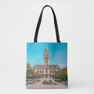 BOLSO DE TELA EDIFICIO DE CONCRETO BLANCO BAJO CIELO AZUL DURANT