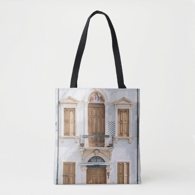 BOLSO DE TELA EDIFICIO DE CONCRETO BLANCO CON PUERTAS DE MADERA  (Anverso)