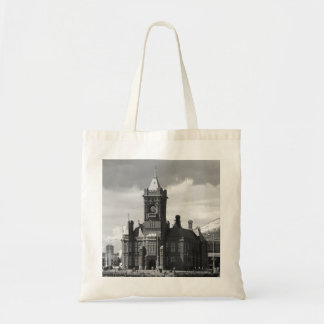 Bolso De Tela Edificio Pierhead, Cardiff, Gales (B&W)