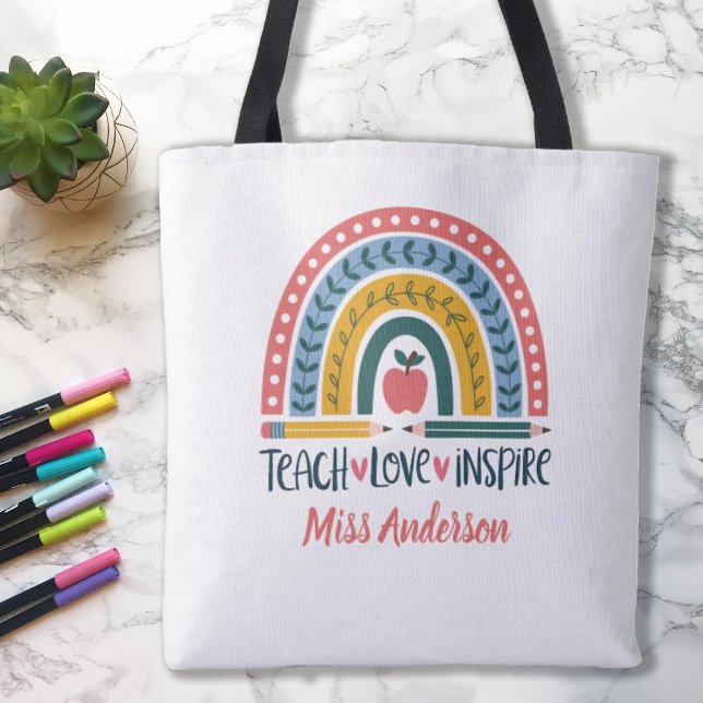 Bolso De Tela El amor de las clases inspira la apreciación de lo (Cute teacher appreciation tote bag. Personalize it with your teacher's name. Makes a cute gift.)