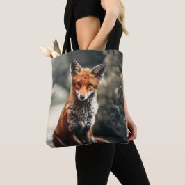 Bolso De Tela El curioso zorro rojo y blanco sentado en la natur