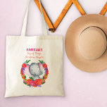 Bolso De Tela El elefante nunca olvida a niños educados y colori<br><div class="desc">Bolsa de Elephant Tote personalizada con un diseño bonito y colorido. El diseño incluye un elefante bebé que asoma a través de una guirnalda de flores de colores. La plantilla está configurada para que añada el nombre de su hijo y un título - el texto de ejemplo dice "[nombre] bolsa...</div>