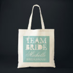 Bolso De Tela El equipo de Vintage se casó con el boda de las bo<br><div class="desc">Boda de novias del equipo de Vintage con el nombre personalizado. Diseño de moda vintage. Personalizar de damas de honor,  chicas florales,  dama de honor,  madre de la novia,  invitados,  etc. Texto de guión elegante para el nombre. Verde azulado color azul turquesa.</div>